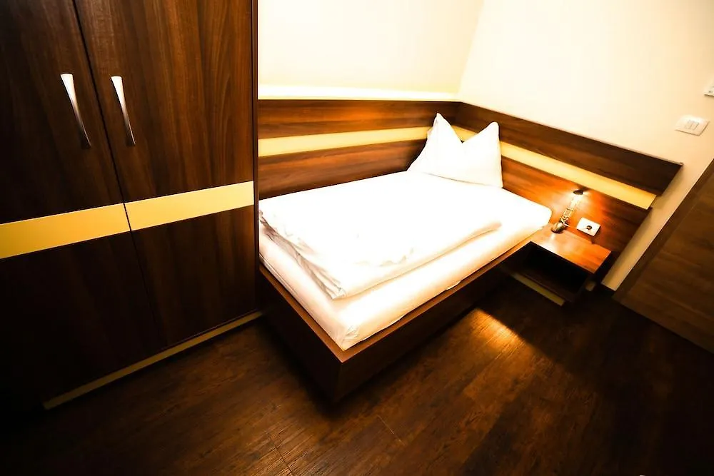 וינה Primus Hotel & Apartments 3*,