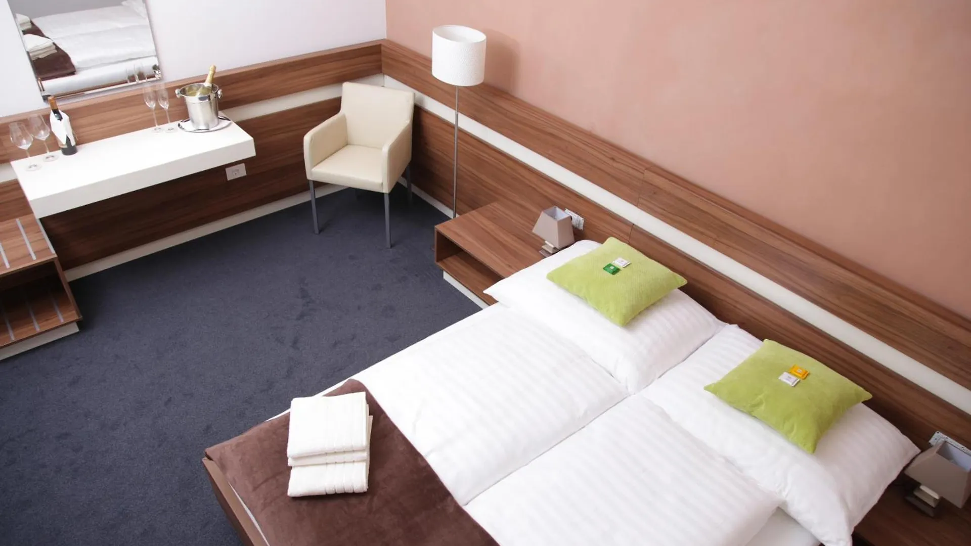 וינה Primus Hotel & Apartments 3*,